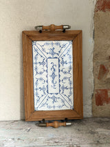 Vintage musselmalet bakke med egetræskanter