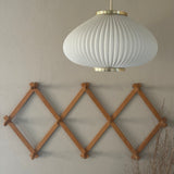 Udtrækkelig knagrække i træ.