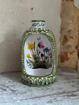 Vintage væghængt fyrfadsstage i keramik med håndmalet blomstermotiv