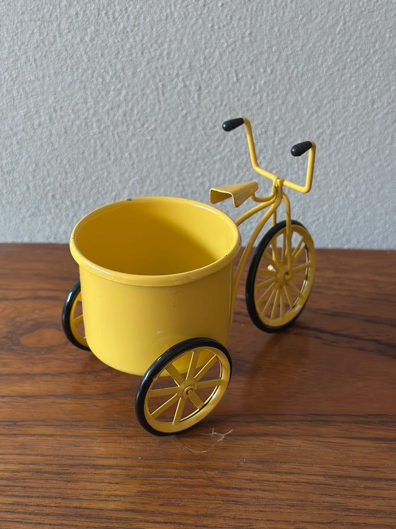 Gul ladcykel i metal fra 80’erne.