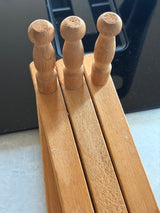 Udtrækkelig knagrække i træ.