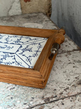 Vintage musselmalet bakke med egetræskanter