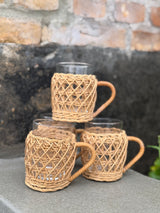 Smukke flettede glaskrus med rattan