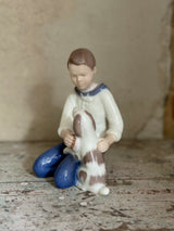 Figur ~ Dreng der børster sin hund