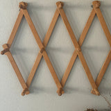 Udtrækkelig knagrække i træ.