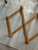 Udtrækkelig knagrække i træ.