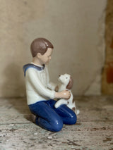 Figur ~ Dreng der børster sin hund