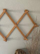 Udtrækkelig knagrække i træ.