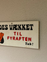 Sjovt skilt – Bedes vækket til fyraften