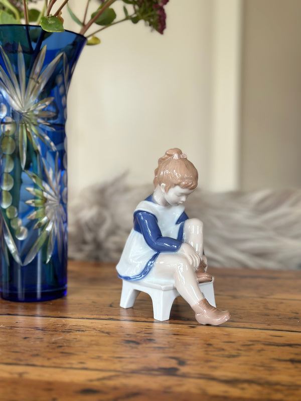 Figur ~ Pige på skammel binder sko