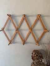 Udtrækkelig knagrække i træ.