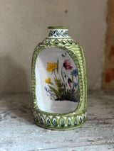 Vintage væghængt fyrfadsstage i keramik med håndmalet blomstermotiv