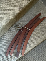 6 elegante vintagebøjler i massivt teaktræ med metalkrog.