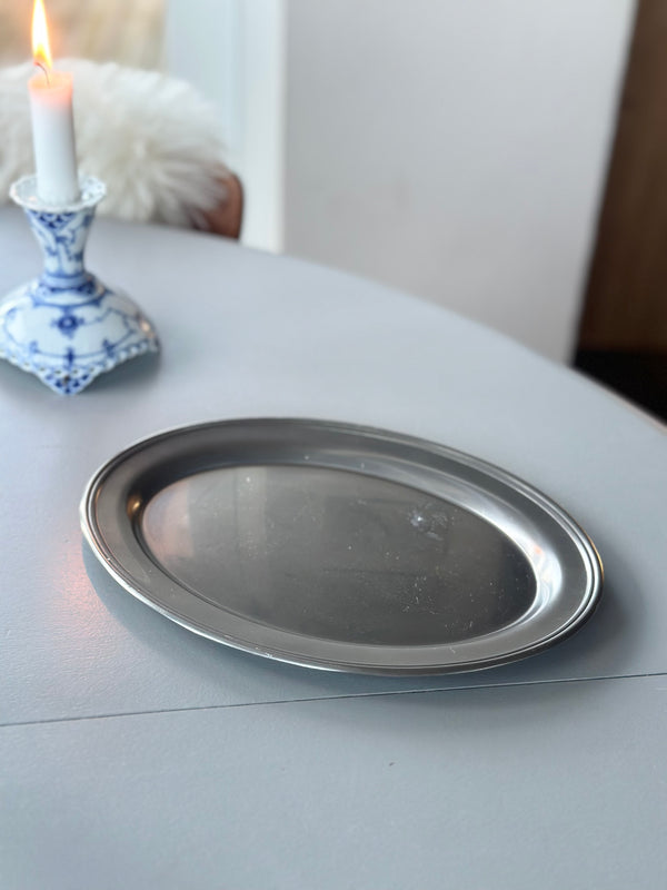 Oval tin bakke.