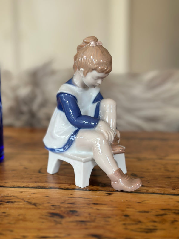 Figur ~ Pige på skammel binder sko