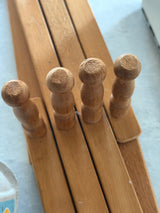 Udtrækkelig knagrække i træ.