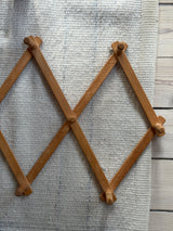 Udtrækkelig knagrække i træ.