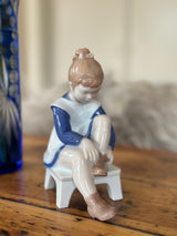 Figur ~ Pige på skammel binder sko