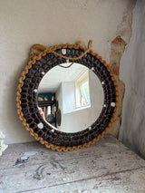 Vintage vægspejl med stenmosaik og flettet kant