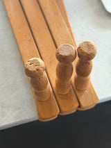 Udtrækkelig knagrække i træ.