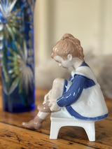 Figur ~ Pige på skammel binder sko