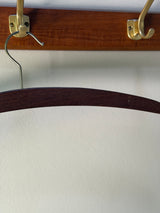6 elegante vintagebøjler i massivt teaktræ med metalkrog.