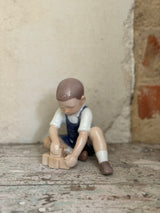Figur ~ Dreng med klodser