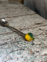 Sød marmeladekrukke med citroner