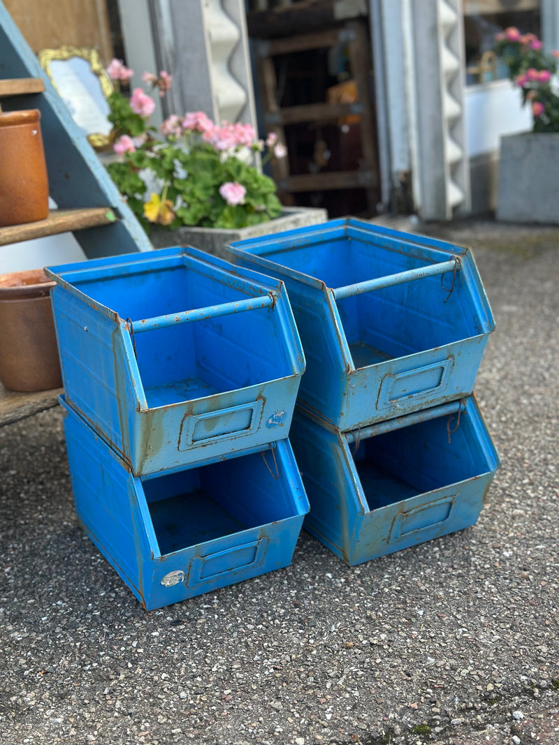 Blå metalkasse