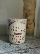 Kop ~ Det er en syg høne, der har lagt det æg der!