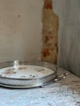 Vintage serveringsfad med tinmontering og blomsterdekor