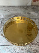 Smuk rund messingbakke