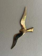Elegant vægdekoration i messing – flyvende fugl ~ 32 cm