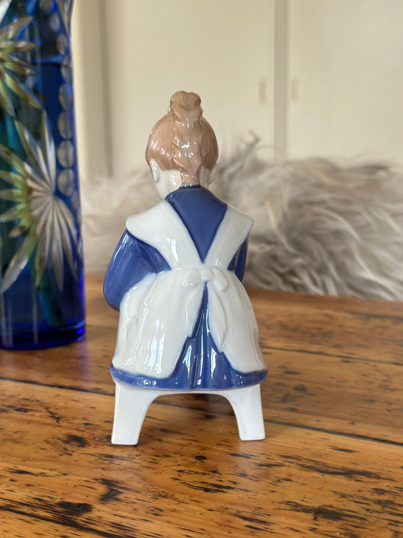 Figur ~ Pige på skammel binder sko