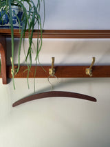 6 elegante vintagebøjler i massivt teaktræ med metalkrog.