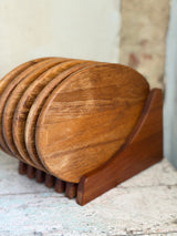 6 smørebrikker i teaktræ i en elegant holder