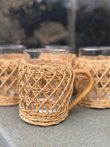 Smukke flettede glaskrus med rattan