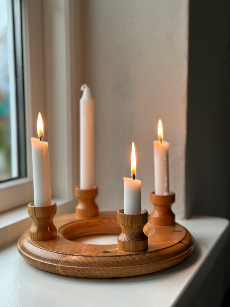 Adventstage i træ.