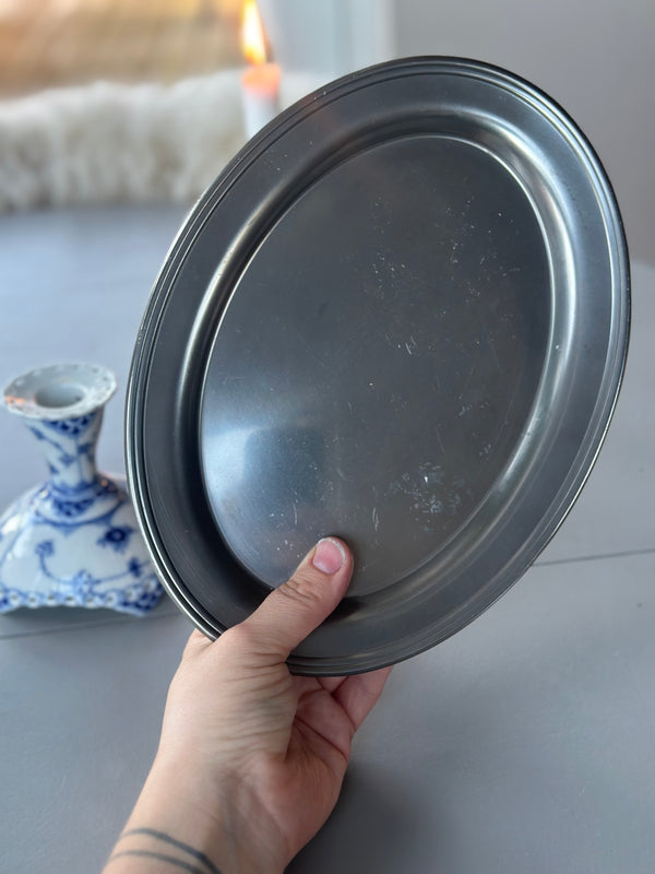 Oval tin bakke.