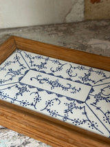 Vintage musselmalet bakke med egetræskanter