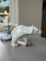 Figur ~ Siddende isbjørn