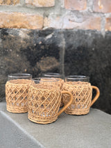 Smukke flettede glaskrus med rattan