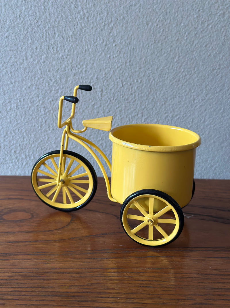 Gul ladcykel i metal fra 80’erne.