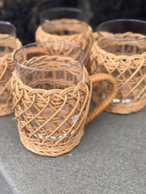 Smukke flettede glaskrus med rattan