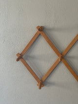 Udtrækkelig knagrække i træ.